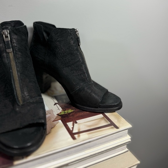 Eileen Fisher Size 9 1/2 Black Zippered Ankle Boots - Picture 11 of 15